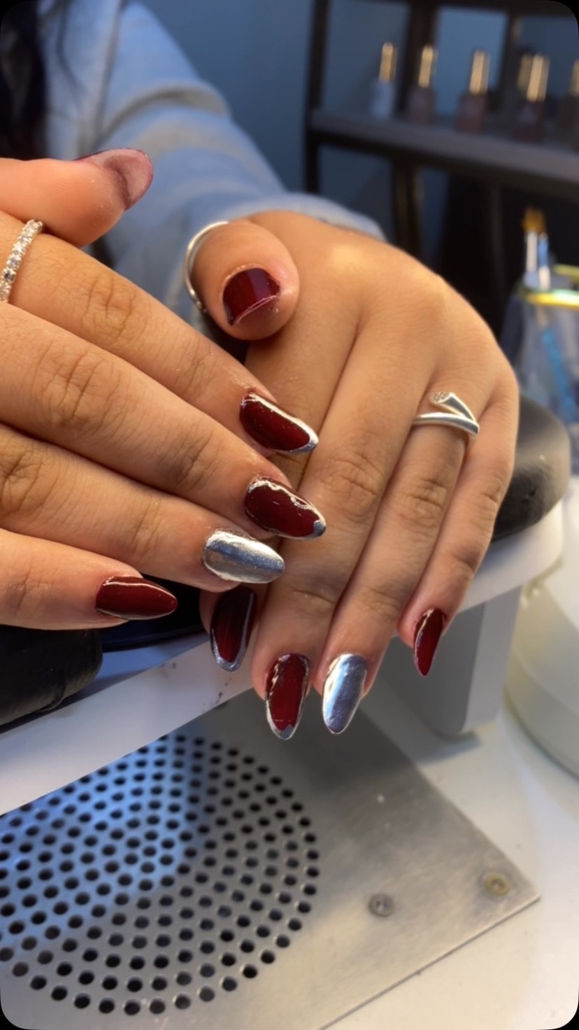 Unhas em tom vinho com detalhes prateados