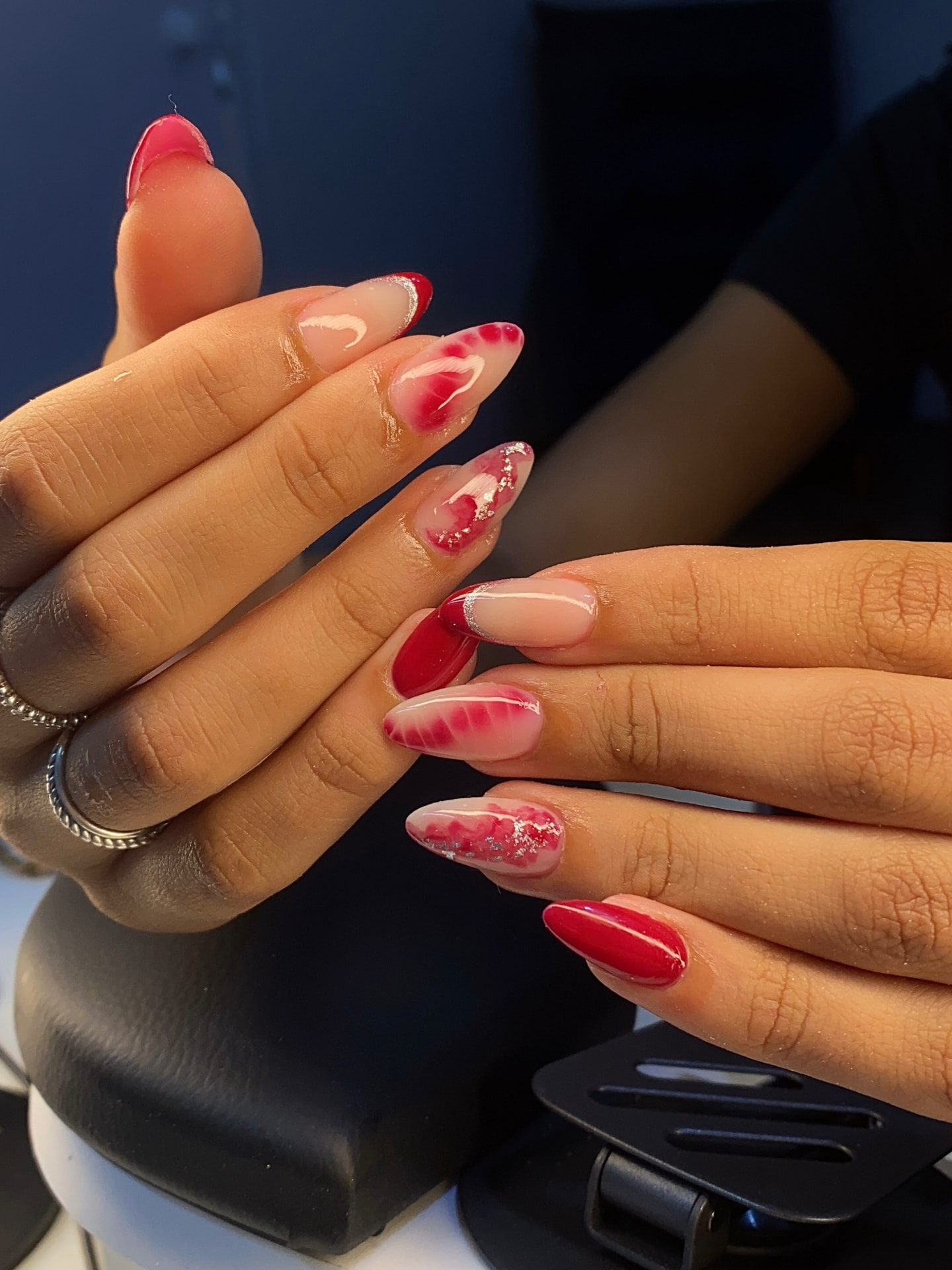 Nail art em tons de vermelho e rosa com glitter