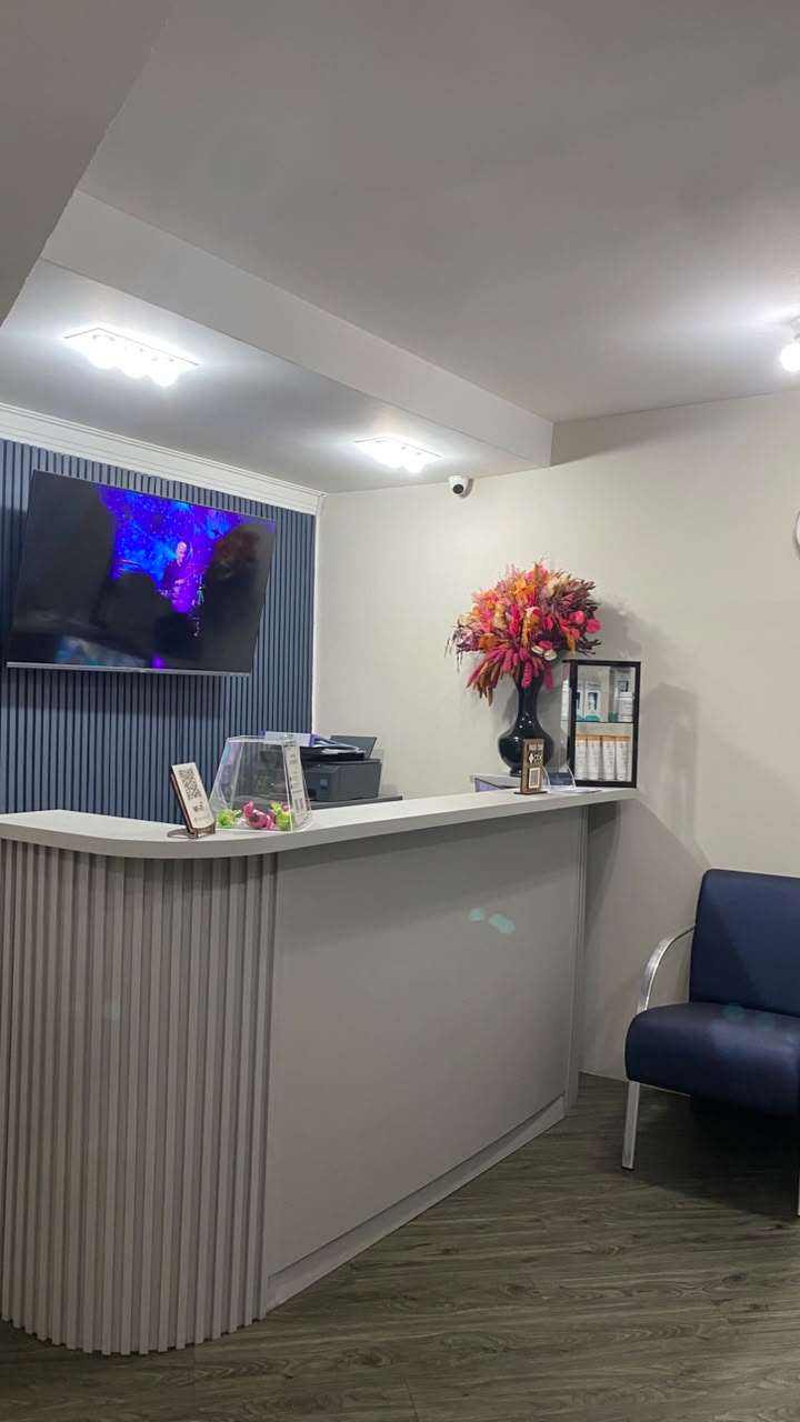 Recepção moderna do studio Bravery Nails
