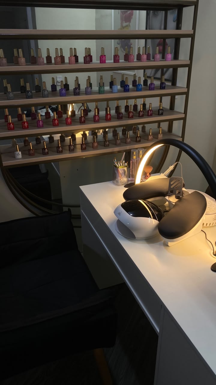 Estação de manicure com esmaltes e cabine de LED