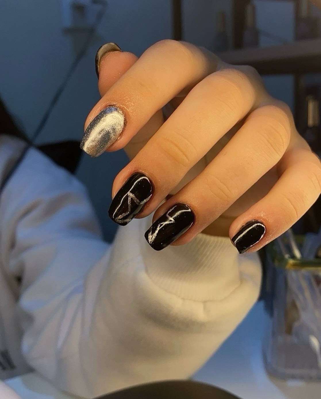 Unhas em preto com efeito cat eye prateado
